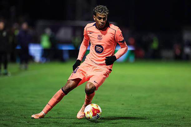 纽卡斯尔新援前锋表现不佳，转会费花销巨大，球队成绩欠佳。（重金引援未见成效：纽卡斯尔锋线新援低迷，战绩不理想）